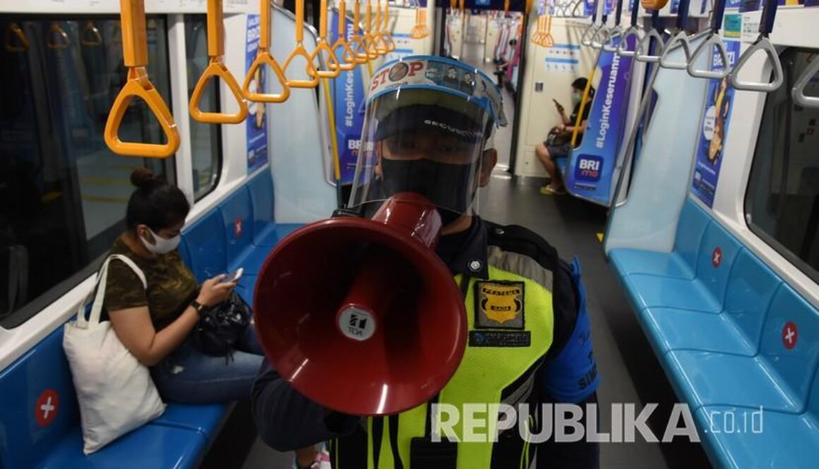 republika-petugas-menyampaikan-imbauan-protokol-kesehatan-kepada-penumpang-mrt-di_200606194959-528
